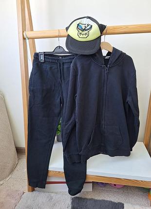 Черный спортивный костюм и кепка tu+next + reserved 134-140 размер