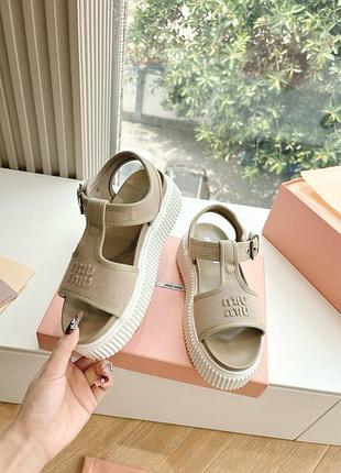 Коричневі босоніжки в стилі miu miu