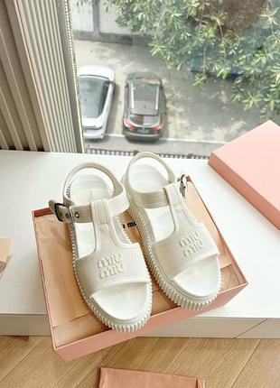 Білі босоніжки в стилі miu miu