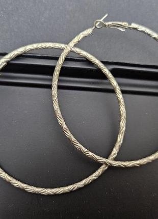 Великі сережки кільця гравіювання