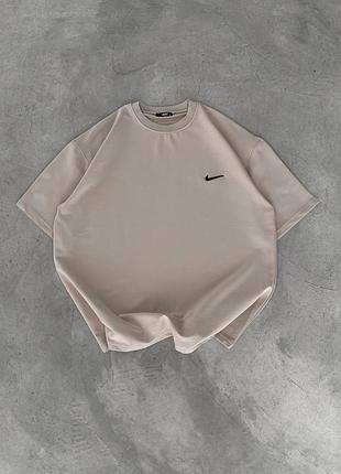 Чоловіча футболка nike в бежевому кольорі