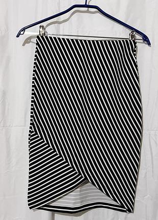Черно-белая женская асимметричная юбка в полоску