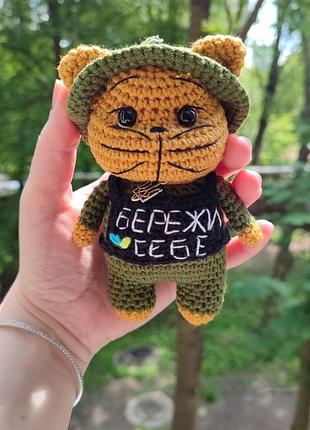 Вязаный брелок котик зу, подвес в машину, предохраняет для военного.