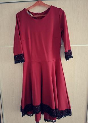 Бордовое платье размера 44.