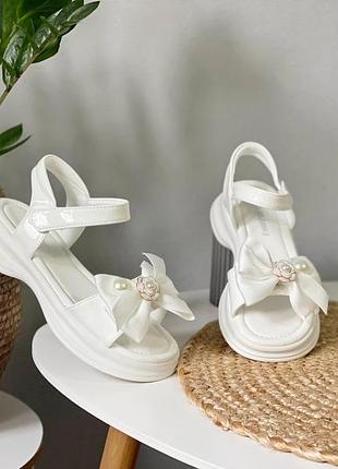 Нарядные белые босоножки для девочки