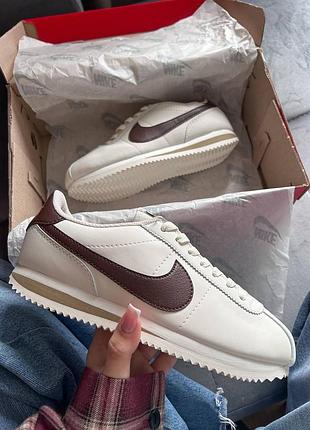Женские кроссовки nike cortez, кожаные бежевые кроссовки найк кортез, ретро стиль3 фото