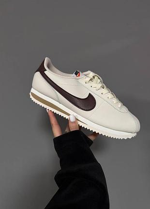Женские кроссовки nike cortez, кожаные бежевые кроссовки найк кортез, ретро стиль7 фото