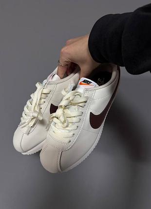 Женские кроссовки nike cortez, кожаные бежевые кроссовки найк кортез, ретро стиль8 фото