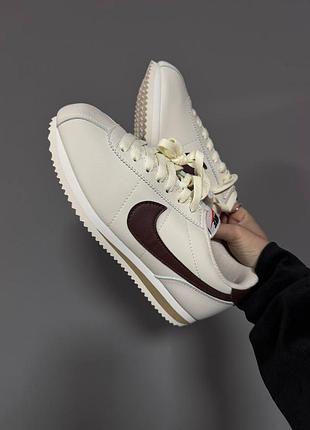 Женские кроссовки nike cortez, кожаные бежевые кроссовки найк кортез, ретро стиль9 фото