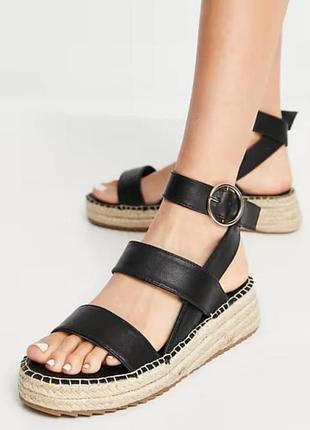 В новом состоянии босоножки river island