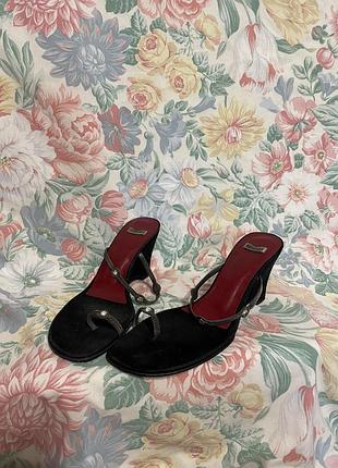 Босоніжки на танкетці