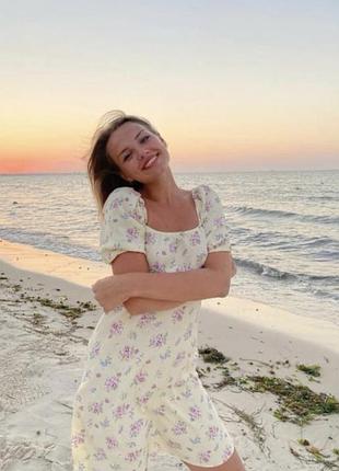 Легка спокуслива сукня на плечі в квітковий принт , колір вершкове масло mango