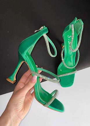 Зелені босоніжки на каблуку атласні босоніжки на підборах рюмці зелені босоніжки з камінчиками