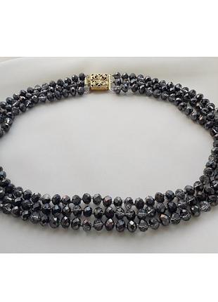 Трехрядные серые стеклянные бусы