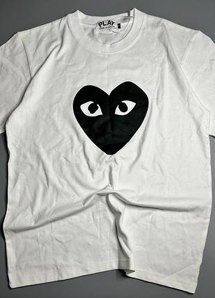 Біла футболка від бренду comme des garçons