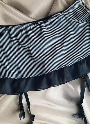 Высокий пояс для чулок вместе с стрингами р.14