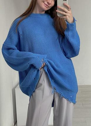 Светр з потертостями подовжений з рваними краями синій колір універсальний оверсайз