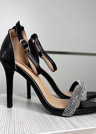 Жіночі чорні святкові босоніжки на високій шпильці зі стразами  шкіряні з еко шкіри