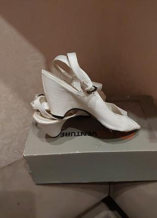 Білі босоніжки 38р