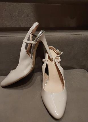 Бежеві закриті босоніжки лодочки 38,5.. 5 1/2