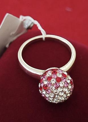 Срібний перстень кулька з кристалами swarovski червоного та рожевого кольору.