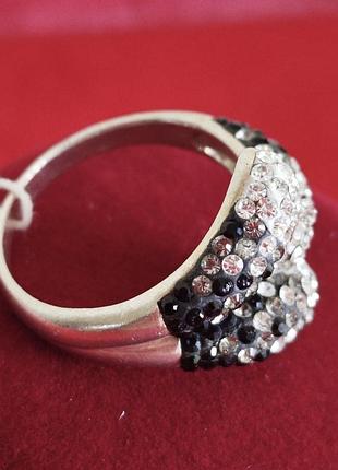 Срібниц перстень з кристалами swarovski чорного та білого кольору.