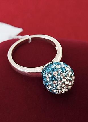 Срібний перстень з кулькою з кристалами swarovski блакитного кольору.