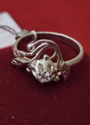 Срібний перстень у вигляді квітки з цирконієм.