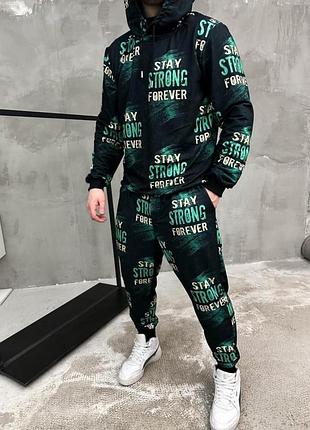 Стильный зеленый спортивный костюм