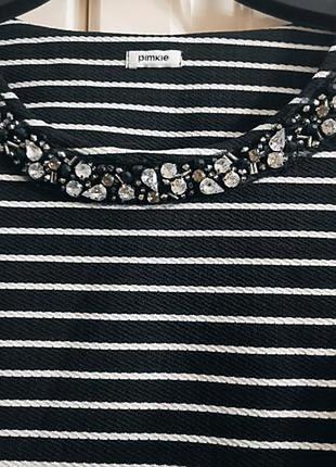 Футболка з прикрасою