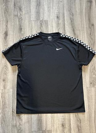 Вінтажна футболка з лампасами nike