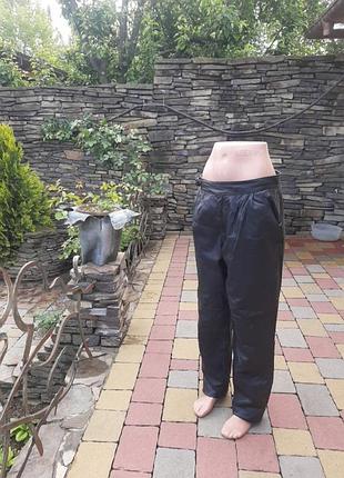 Бомбезные кожаные брюки на высокой посадке. швейцария