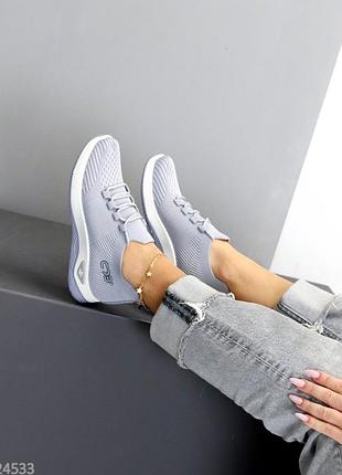 Жіночі кросівки