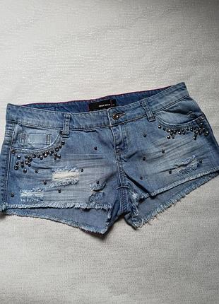 Джинсовые белые короткие женские шорты с стразами