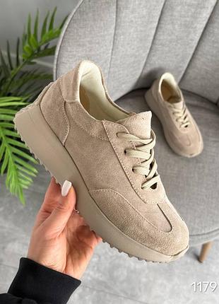 Классные бежевые замшевые кроссовки