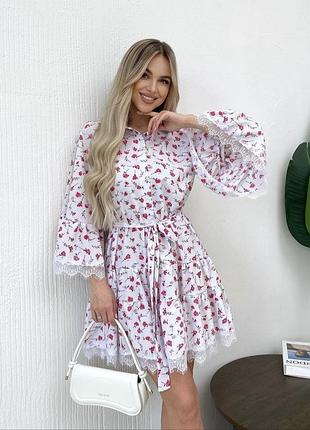 Белое мини платье с малиновыми цветами с кружевом