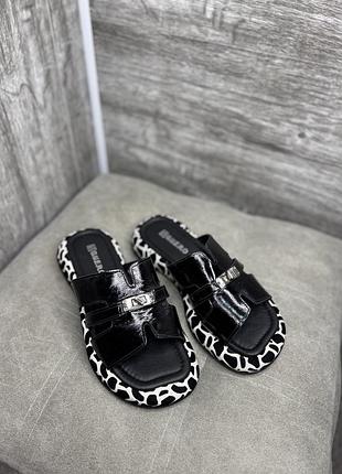 Шкіряний шльопок  з трендовим тваринним принтом🐆