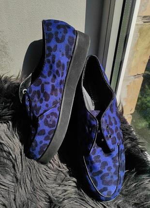 Кріпери в гарному стані синій леопард, замша
