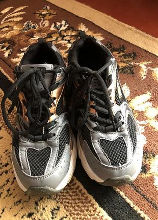 Кросівки в ідеальному стані