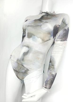 Сетчатое боди с абстрактным принтом