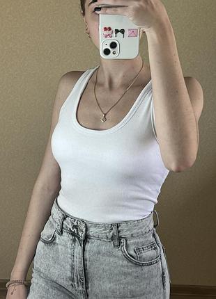 Базовый топ в рубчик с чашками