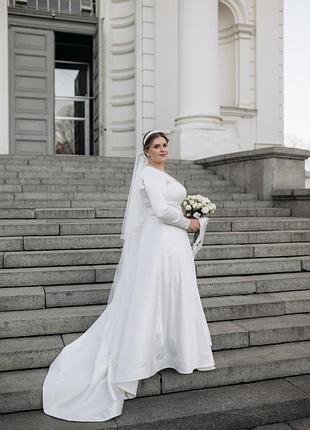 Весельное платье со шлейфом