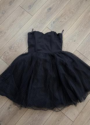 Маленька чорна сукня