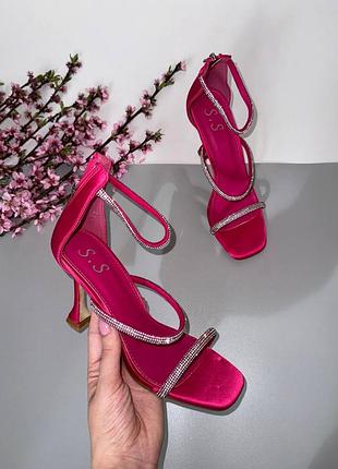 Босоніжки рожеві з камінням