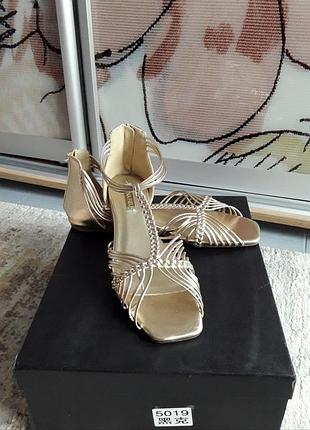 Очень лёгкие, мега удобные, новые золотистые сандалии, 41,5-42, laura ashley