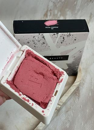 Уцінка!  рум'яна fenty beauty by rihanna fenty cheeks suede blush petal poppin