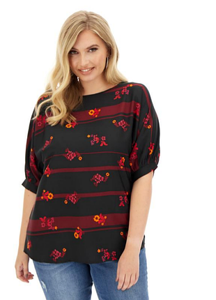 Красивая блузка с этикеткой capsule