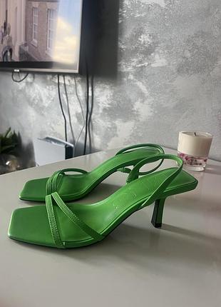 Босоножки mango