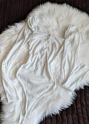 Боди в рубчик с бафами на плечах