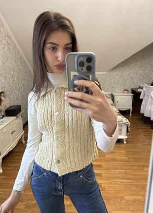 Жилетка у розмірі - xs,s йде по фігурі